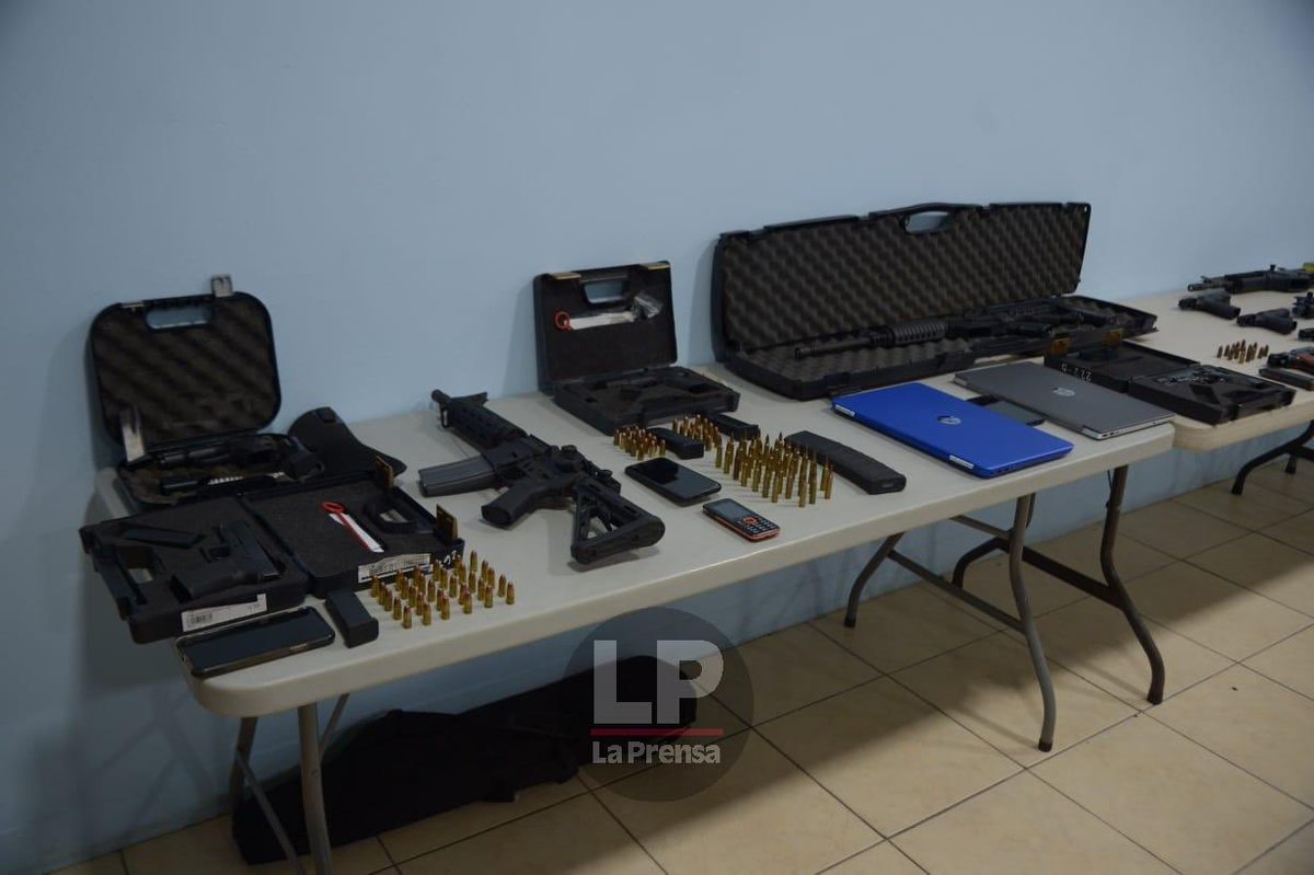 DeEstevez20's tweet photo. Y este señor para cuando?? Le encontraron muchas armas en su casa,, y,, ?? Donde está la justicia?! https://t.co/GrW7GskbYH