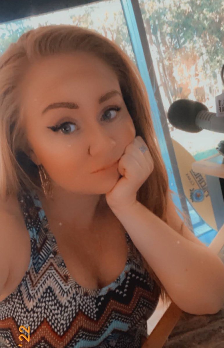 Susie_OnAir's tweet image. Ok @IanMunsick - remember that time where I interviewed you by phone for my station , and then it flipped so we never got to have those pork rinds together ?! 😭 well, I’m working #WindyCitySmokeout , time to make up for it! #Radio #miccheck