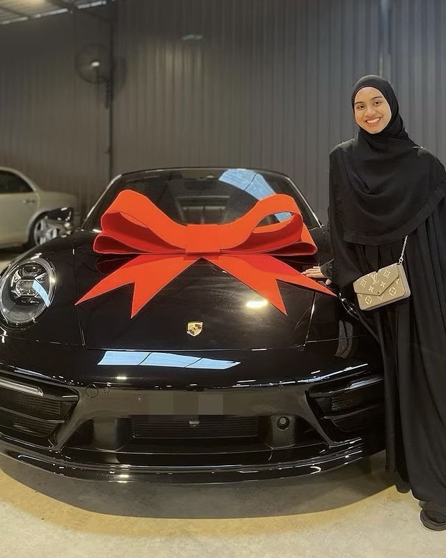 WVGIF's tweet photo. Impian AH membawa ibu dan adik lelakinya keluar dari belenggu kemiskinan selepas kematian bapaknya —Dr Azahari Husin, pengebom berani mati Jemaah Islamiyah— wajar diberi pujian. 

Tapi caranya salah. 
Seperti bapaknya, AH juga menunggang agama untuk kepentingan peribadi 🙄 https://t.co/X0kT0EFLUg