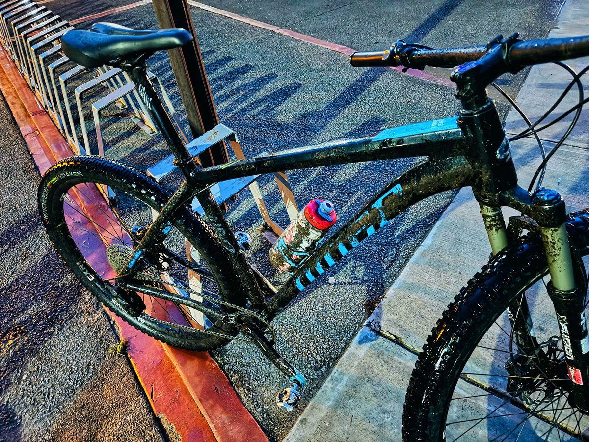 fcoperezz's tweet photo. Hoy si no me salvé de la lluvia ⛈️ 🚵🏻‍♂️ 
#Mtb #mountainbike https://t.co/FGhXiYbTj0