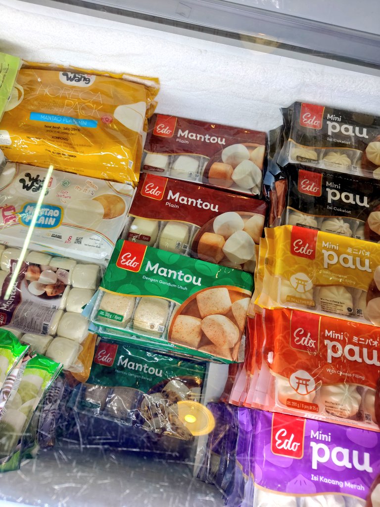 Widino's tweet photo. Di Serpong ternyata ada toko frozen food lengkap bgt gila, sampe chiller nya ngelilingin bagian dalam toko wkwk.

Gw kira cuma jual frozen daging, ayam, ikan, nugget, sosis, dkk. Pas masuk busyet semua ada: mantau, donat, pizza, lumpia, cireng, piscok, rolade, dimsum, bakpia, kroket, pastel, durian, cheese cake, pisang molen, sempol ayam sampe singkong keju D-9 juga ada bjir, ga usah jauh2 ke Salatiga belinya 🤣🤣