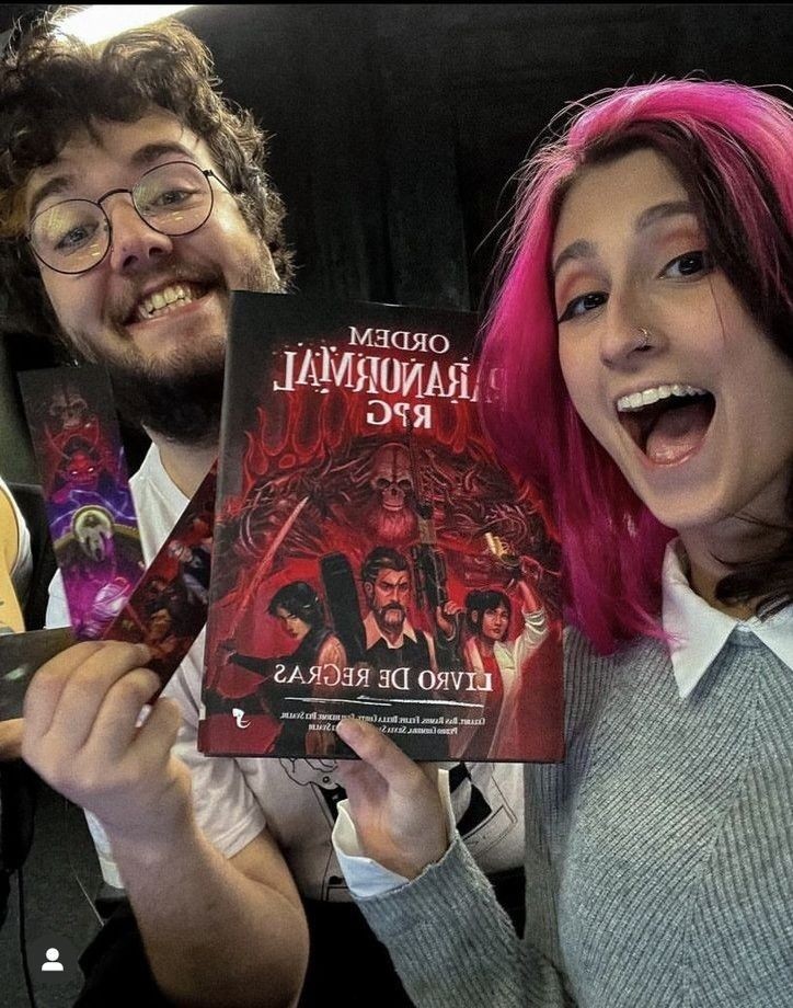 Diistopia_'s tweet photo. NOSSA ORIGEM, NOSSA HISTÓRIA. 
Muito boa noite, no mês de fevereiro de 2022 , o @cellbit para o anúncio do livro de regras, fez uma postagem aonde juntava mestres e jogadores para que juntos jogassem as missões extras que receberam. E assim @_lulxmstr juntou uma mesa incrível. https://t.co/xC1ecUuuAA