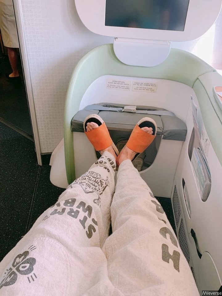 cyb3rpunkt's tweet photo. Once upon a time, #jhope posted this photo to weverse and 5 other members made fun of him by posting their own versions of it - small silly 🧵😂 https://t.co/2hTPi6bTwY