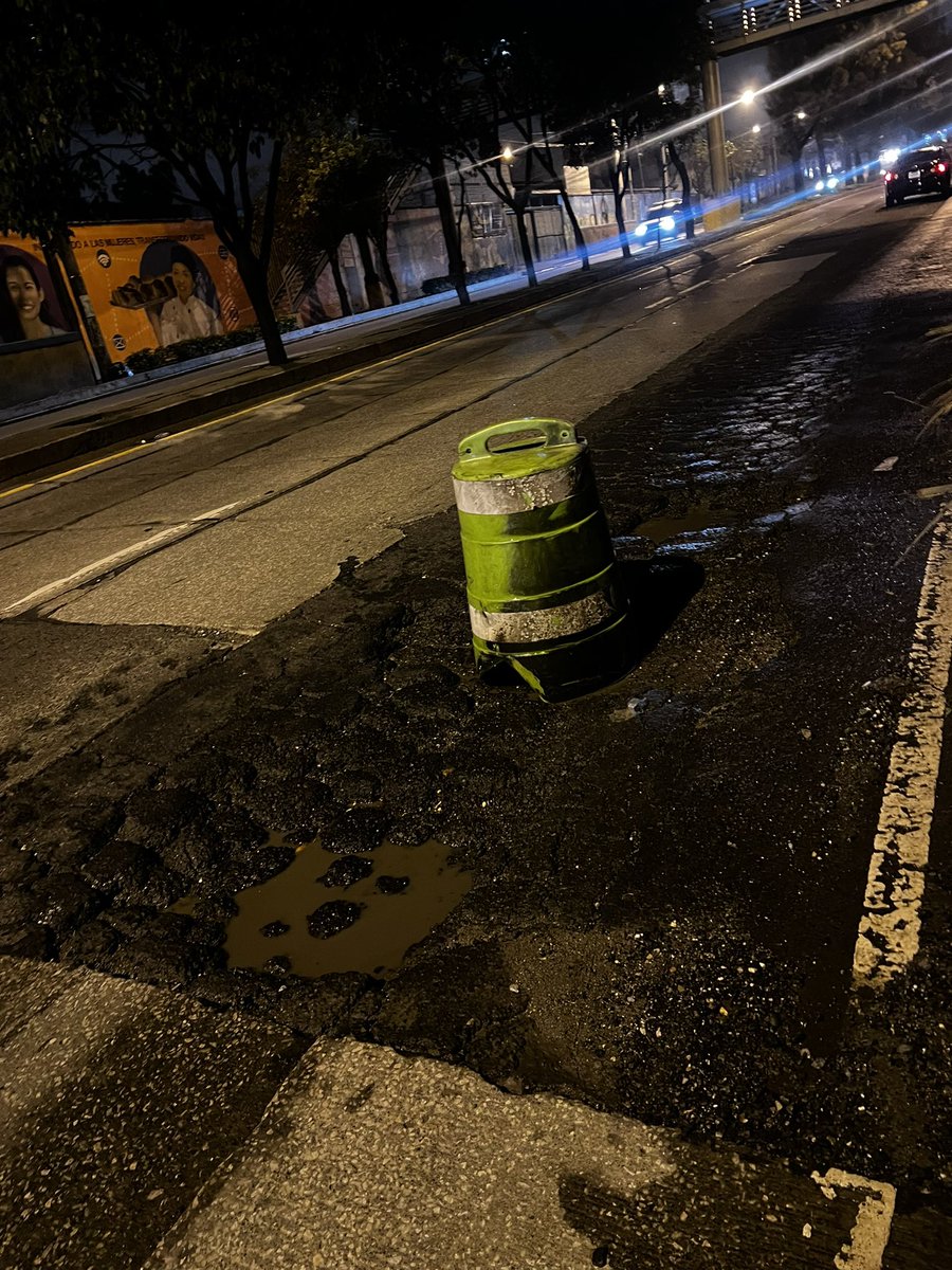NotTooLateFor's tweet photo. @Mariajose_Esp @muniguate Calle Martí por el puente Belice 3 seguidos  y muy profundos https://t.co/gkJcwlgxBI