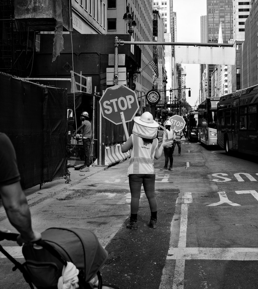 jmft92's tweet photo. Stop!🛑 #nyc #streetphotography #blackandwhitephotography https://t.co/jzikGw4nIs
