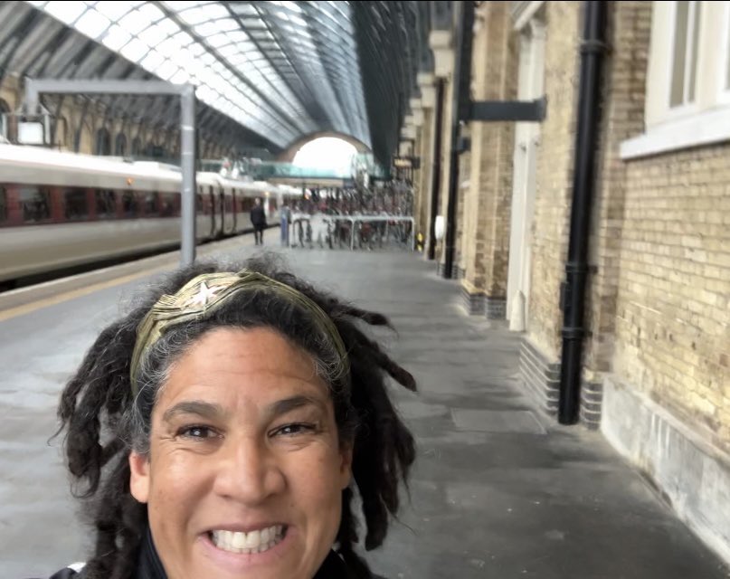 The second stop on this Wonder Woman tour was Kings Cross Station. 
I had been here on my second Wonder Woman Tour and bought an ice cream cone (you must be very proud). 
No cone this time. Passed through on the way to stop 3. m.youtube.com/watch?v=nMcttQ…
#WonderWoman #WonderWomanTour