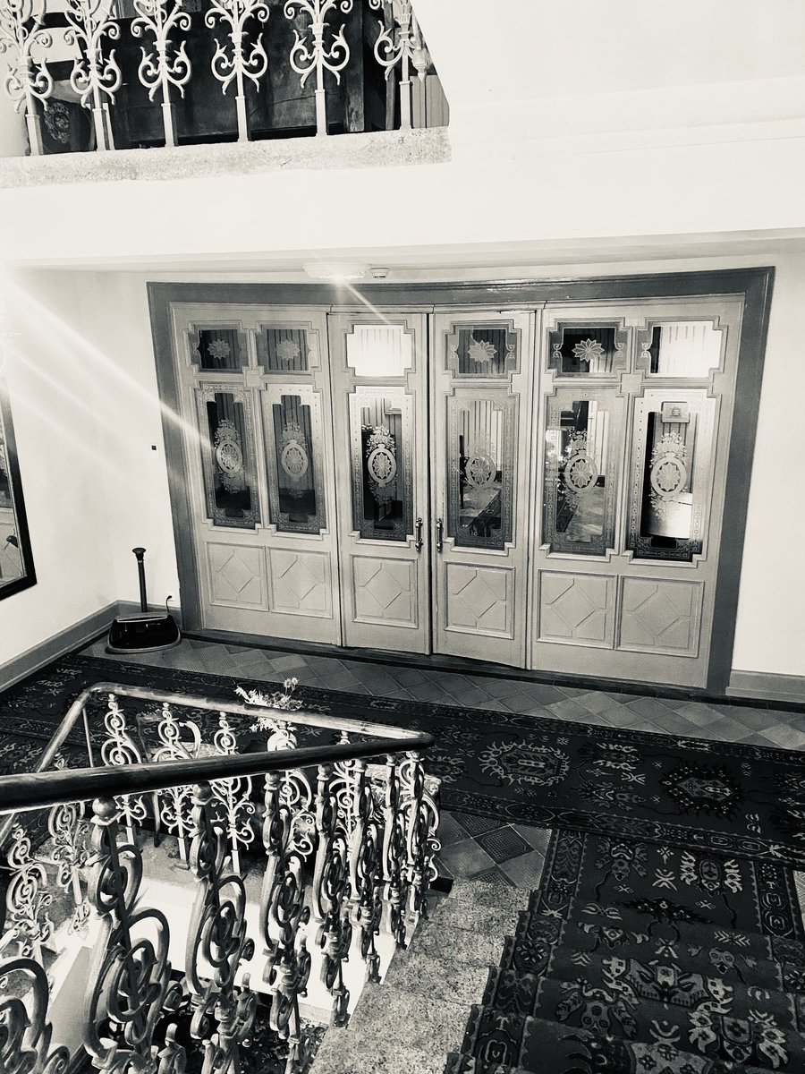 Y porque ahora esa es mi vida: llegar de verte en algún sitio y acabar solo en la estación sin margen para el silencio. ⁦<a href="/JavierSantiso/">Javier Santiso</a>⁩