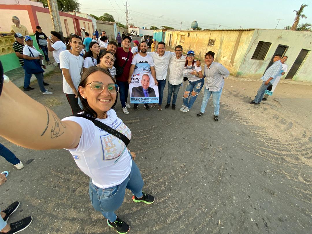 pahenryj's tweet photo. Hoy en Punto Fijo, asistimos a una rueda de prensa con los jóvenes de la unidad, donde compartimos los avances de la campaña a nivel juvenil para hacer de Edmundo González el próximo presidente de Vzla. Luego, tuvimos un contacto directo en el centro y Punta Cardón en carirubana. https://t.co/4VJh3gh0Br
