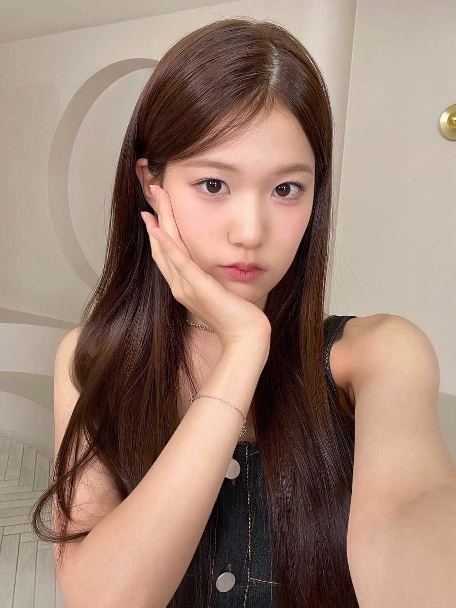 flowerisyour's tweet photo. #iznafavroitemember first selca in first debut with my fav members🤍🤍
tags - #iznaFirstLive #izna #이즈나_트친소 #izna好きな人と繋がりたい #BANGJEEMIN #YOONJIYOON https://t.co/z3BwSFDfF5