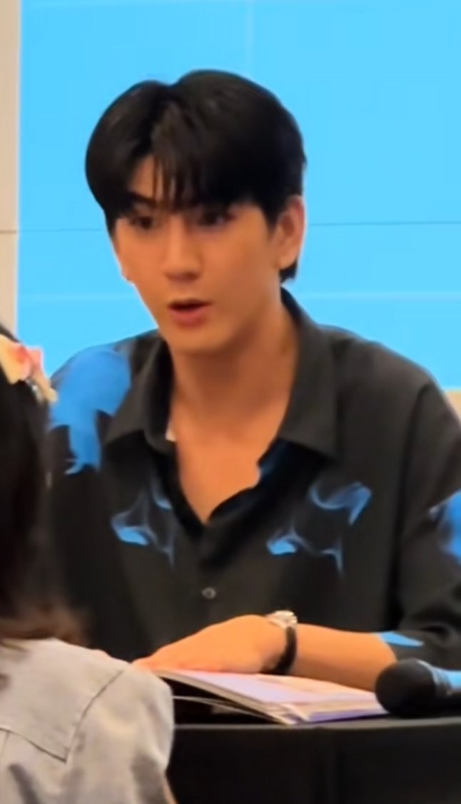 JSxSKZ's tweet photo. 👧 I just wanna say you look like a door
🌊 😳😳😳 A door?
👧 Adorable 
🌊 Ohhh really 😅😅

Lmao Sea is so cute and funny after hearing the fan said he looked like a door 😂😂

JOYOUS JIMMYSEA
#JimmySeaFansign
#sea_tawinan #ชาวทะเล #ChaoTalay https://t.co/bdbLyNBFHR