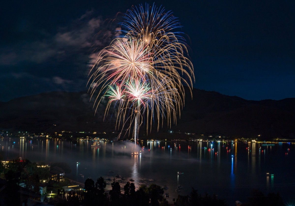 Lake Chelan #fireworks never disappoint!! Love how these shots turned out. <a href="/visitlakechelan/">Lake Chelan</a> 

📷 #sonyA6600