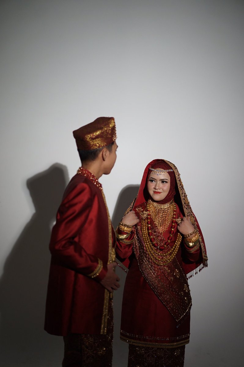 agnesdara's tweet photo. Versi pake baju adat koto gadang 🥰
Ga pernah nyangka bakal dapet suami yang bikin pake baju adat selain siger😘 https://t.co/TztYfMGgEC