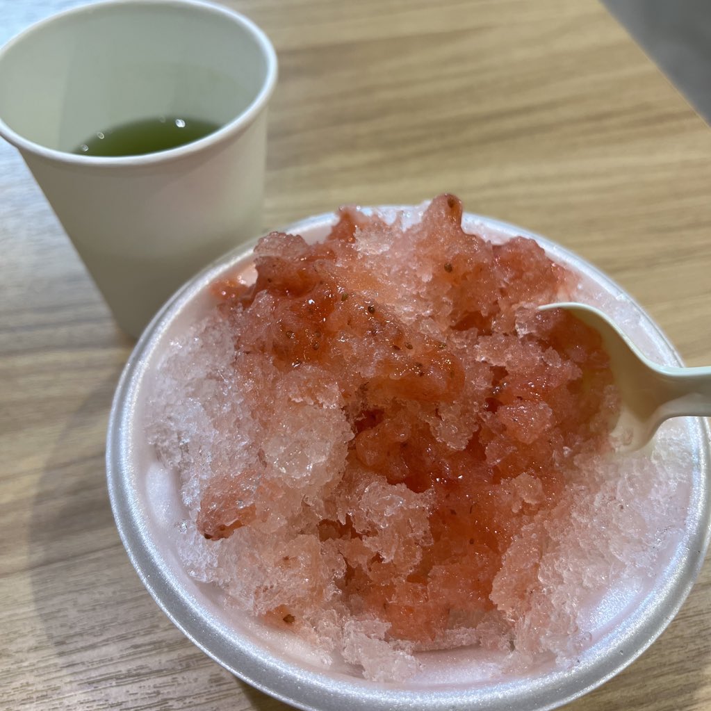 ayatomo6's tweet photo. JA東京アグリパークのいちごのかき氷、果肉がちゃんと入ってて、大変に美味でした🍧
300円で買えてしまって、ありがたいけど申し訳ないくらい
グレープフルーツ味も食べてみたかったな https://t.co/4jNESPV4Jh