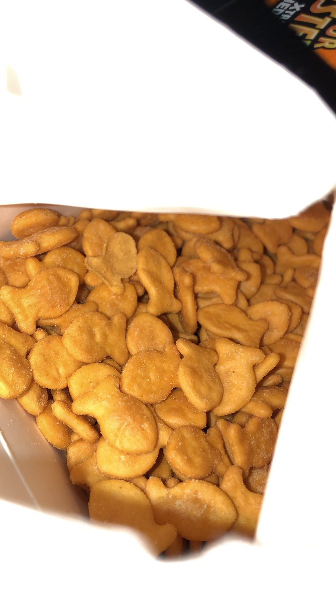 oceansobleu's tweet photo. @GoldfishSmiles  there must’ve been a mix up because these goldfish taste like regular cheddar ones and not flavor blasted. There is barely any xtra cheddar on them. Why is that?? https://t.co/BmFQuurNFn