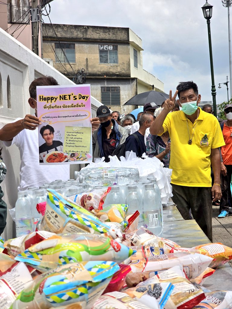 Thamboon888's tweet image. มอบข้าวกล่องน้ำดื่มและขนม 100 ชุด ให้กับคนไร้บ้าน คนยากไร้และผู้สูงอายุริมทาง ในนามของคุณ เน็ต @netsiraphop ขอให้คุณเน็ตและแฟนคลับมีความสุขมากๆ นะคะ ขอบคุณที่ร่วมแบ่งปันให้กับพวกเขาได้อิ่มไปอีกมื้อเลยค่ะ 💗🥛🍚🍱✨️

#netsiraphop #HappyNetDay2024 #Net27thBDProject…