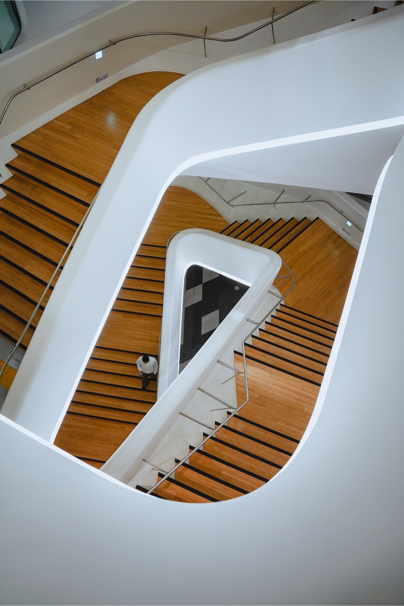 liveatweave's tweet photo. Ready to go Seoul-searching? ? This insta-worthy staircase can be found at Dongdaemun Design Plaza, only a short metro ride away from your new home at #WeavePlace Hoegi.

? Explore #Seoul homes via link in bio
#WeaveLiving https://t.co/MBVzkNutZJ