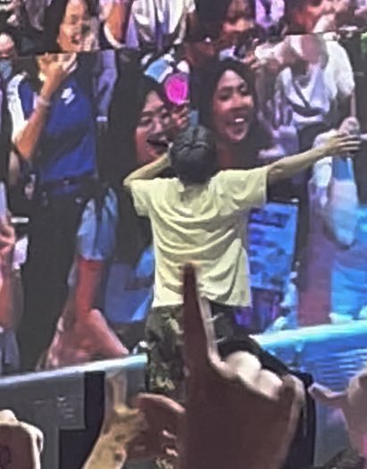 xiao_audy's tweet photo. just Yixing hugging me 😭😭😭😭😭😭 

Y’all know I love my guy so much, but I think it is really both ways. 😭😭😭😭

#GRANDLINEinMY #Grandline4inMY #GRANDLINE4inKL https://t.co/MsdTvcbScQ