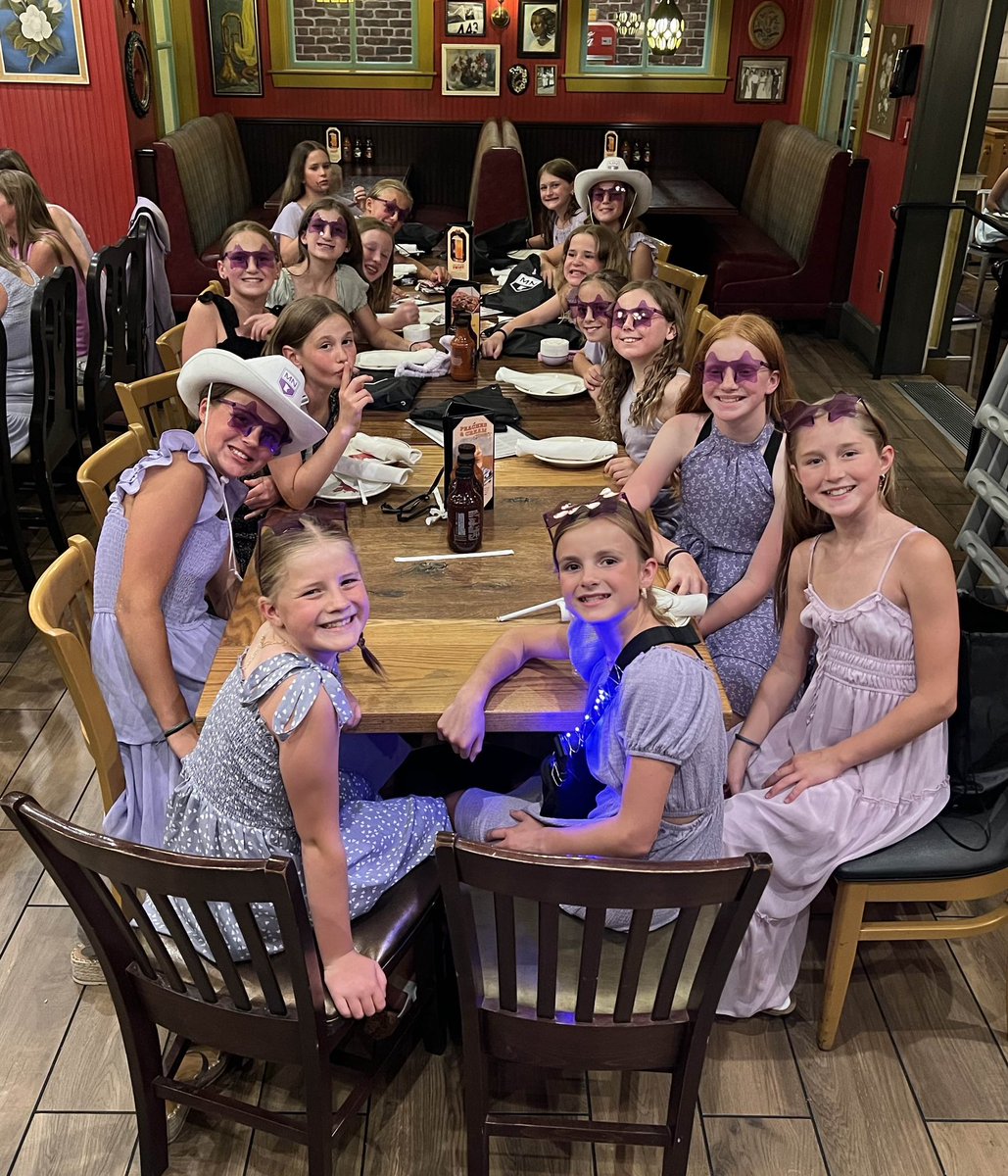 TeamMNGirls2013's tweet photo. Special Mother/Daughter dinner on our last night in Vegas
#TeamMN #QueensOfVegas @YouthHockeyHub https://t.co/mWJqfj5XUL