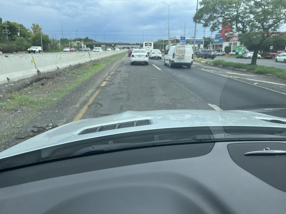ArtCalRua's tweet photo. Recientemente asfaltaron la 5 de febrero y a la altura de Jurica dejaron dos tramos como de 20 metros cada uno sin asfaltar. ¿Analizan qué tanto aguantan las llantas de los conductores, o la resistencia del asfalto, o buscando pretexto para hacer obra en dos meses? https://t.co/5EdILvyyft