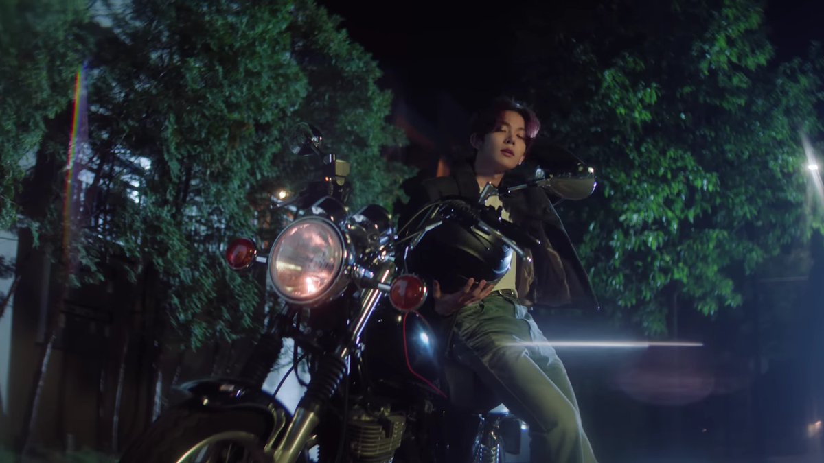 jungwonprince's tweet image. heeseung sorteia um fã pra andar de moto com vc