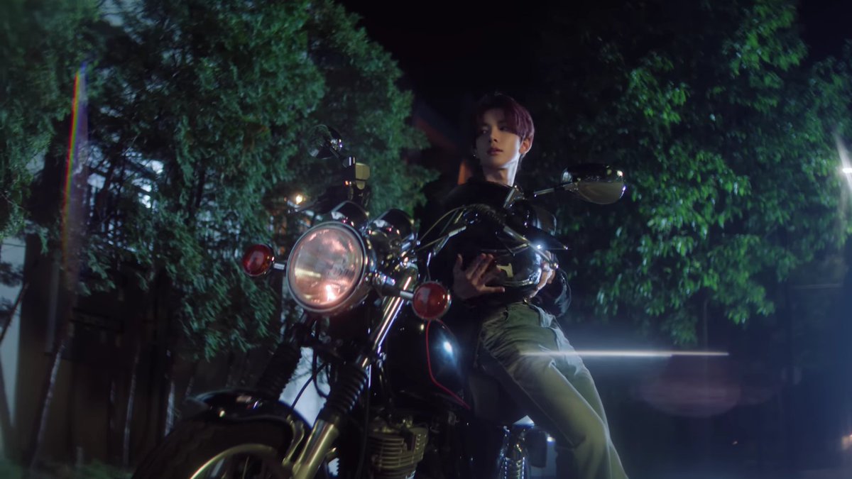jungwonprince's tweet image. heeseung sorteia um fã pra andar de moto com vc