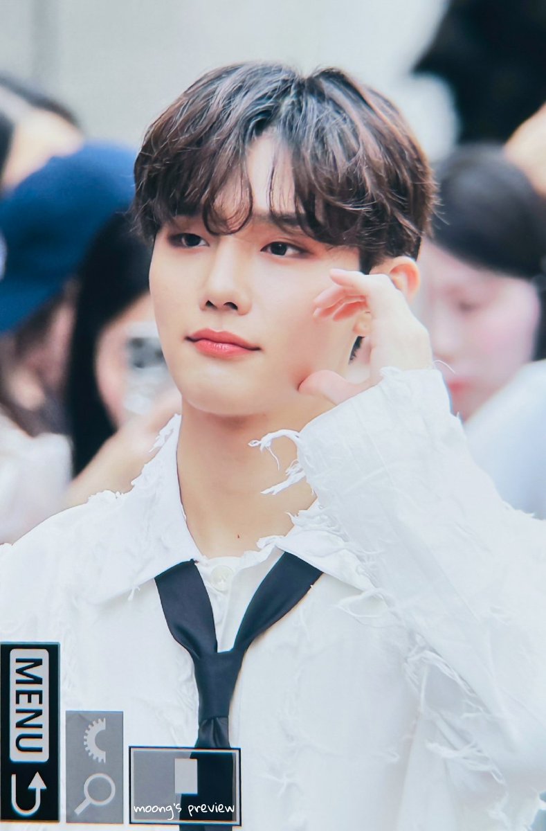 moongs_0226's tweet photo. 2407012 뮤뱅 출근 pre.

귀여워..💛

#CIX #씨아이엑스 #승훈 #SEUNGHUN
#BDU #비디유
#to_my_beloved_star https://t.co/9XNfDLQh4G