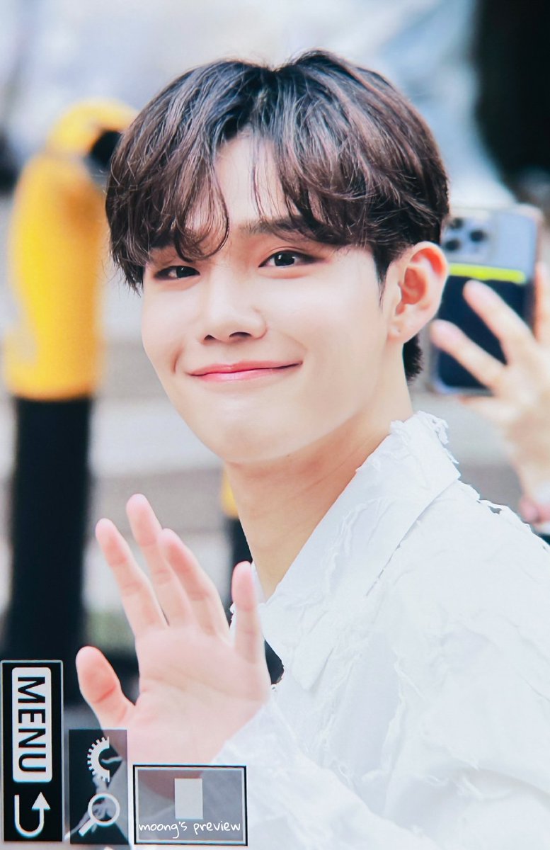 moongs_0226's tweet photo. 2407012 뮤뱅 출근 pre.

귀여워..💛

#CIX #씨아이엑스 #승훈 #SEUNGHUN
#BDU #비디유
#to_my_beloved_star https://t.co/9XNfDLQh4G