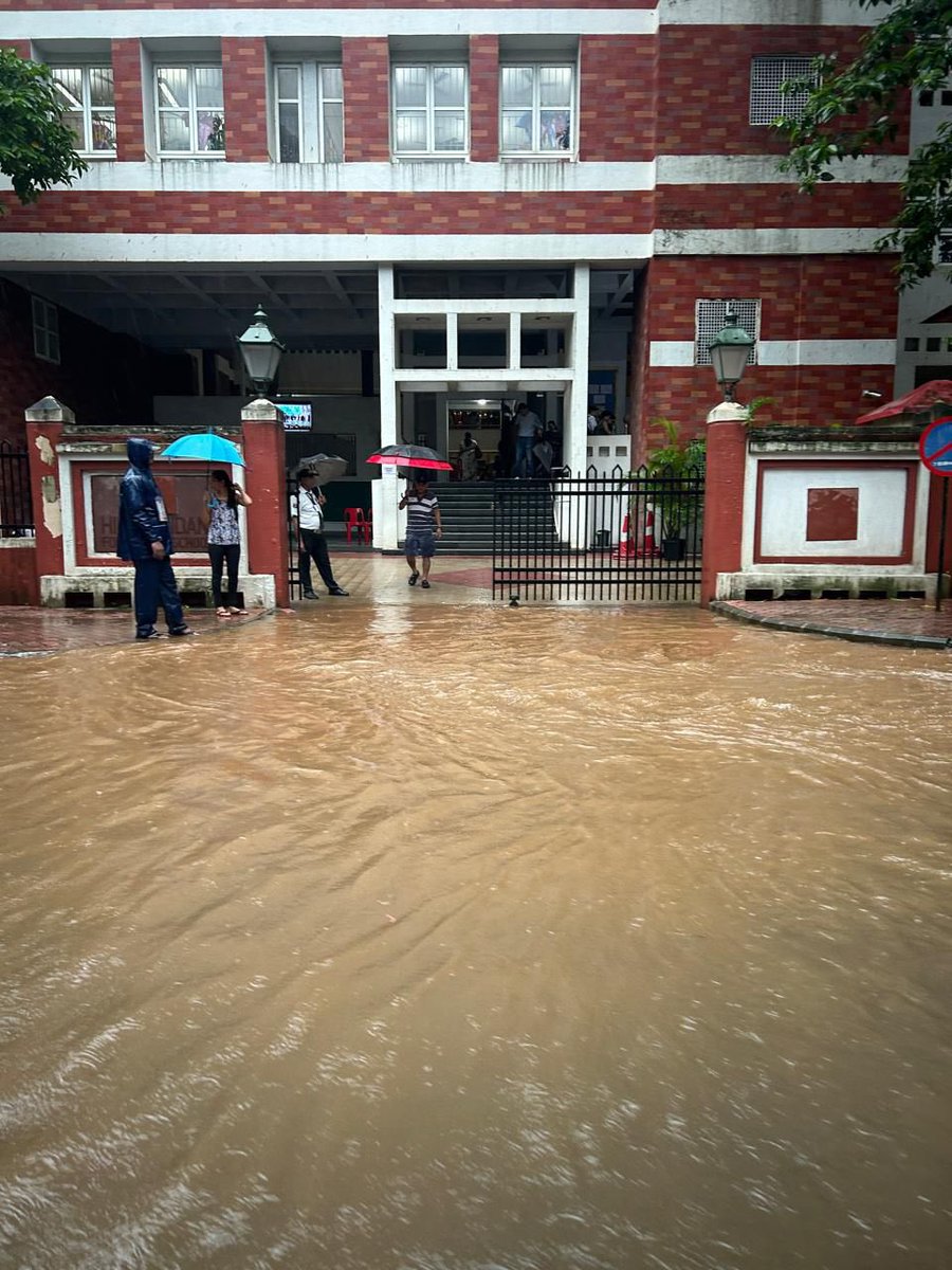 alamelus's tweet photo. @mybmc , this is the state of one of the best schools in Powai . How are our little kids meant to get to school and back safely ?
This water logging happens every single year - pls action atleast now !
#childrenssafety #Monsoon #Mumbai 
@ChandivaliCCWA https://t.co/i4X6KoBA6F
