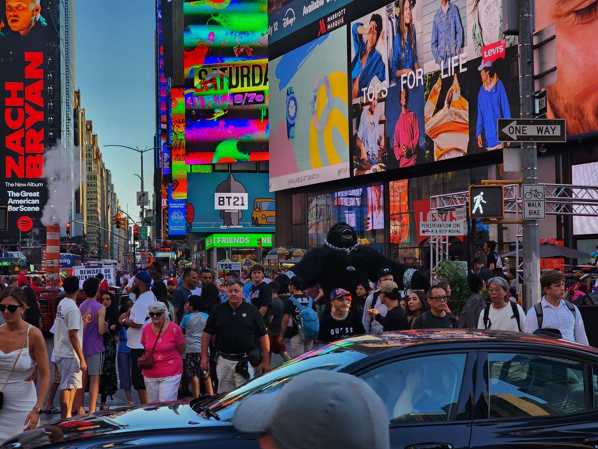 stanleymwc's tweet image. How about capping the size of the costumes? There were 3 of them in crowded #TimesSquare... #NYCproblems