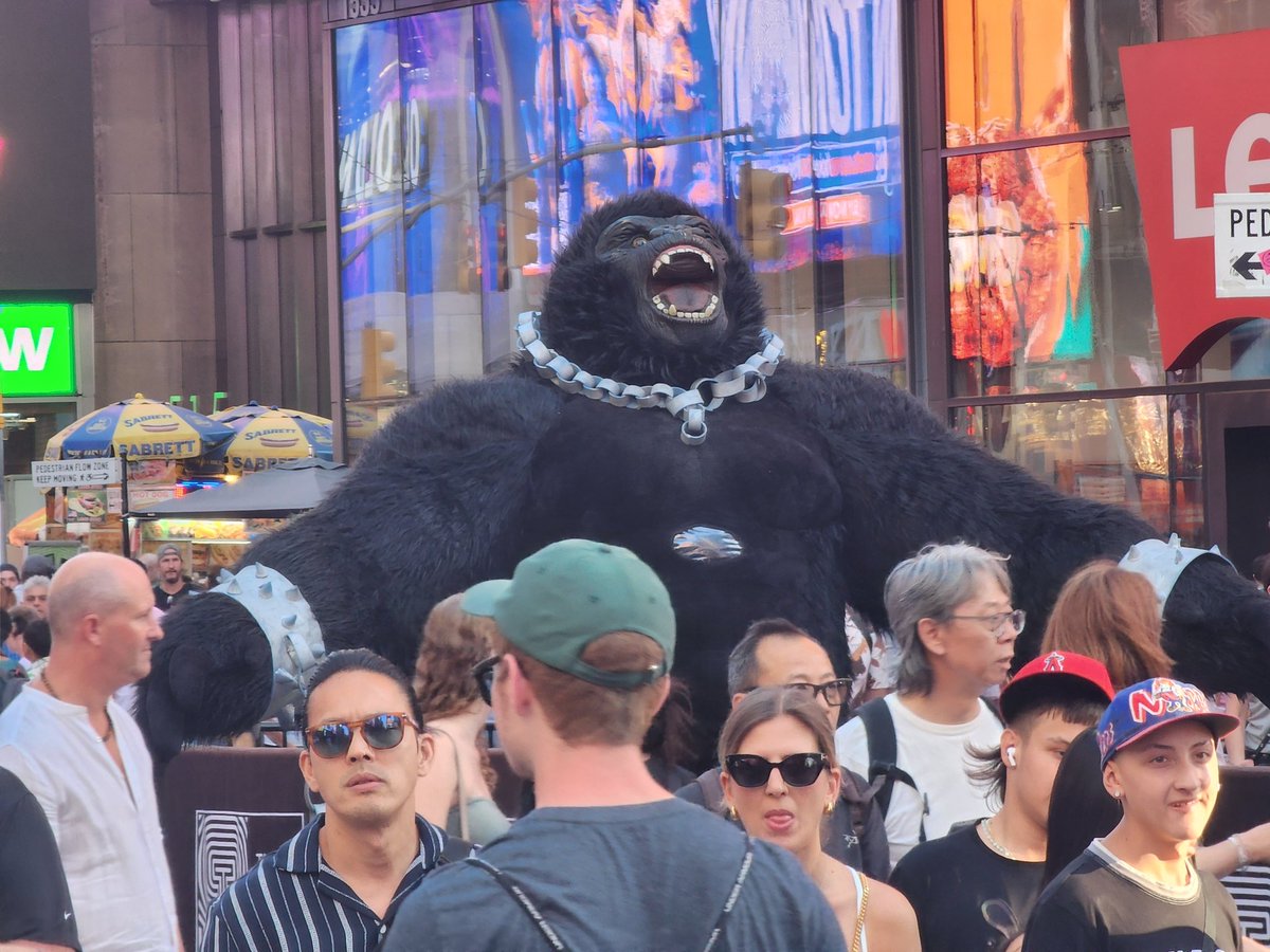 stanleymwc's tweet image. How about capping the size of the costumes? There were 3 of them in crowded #TimesSquare... #NYCproblems