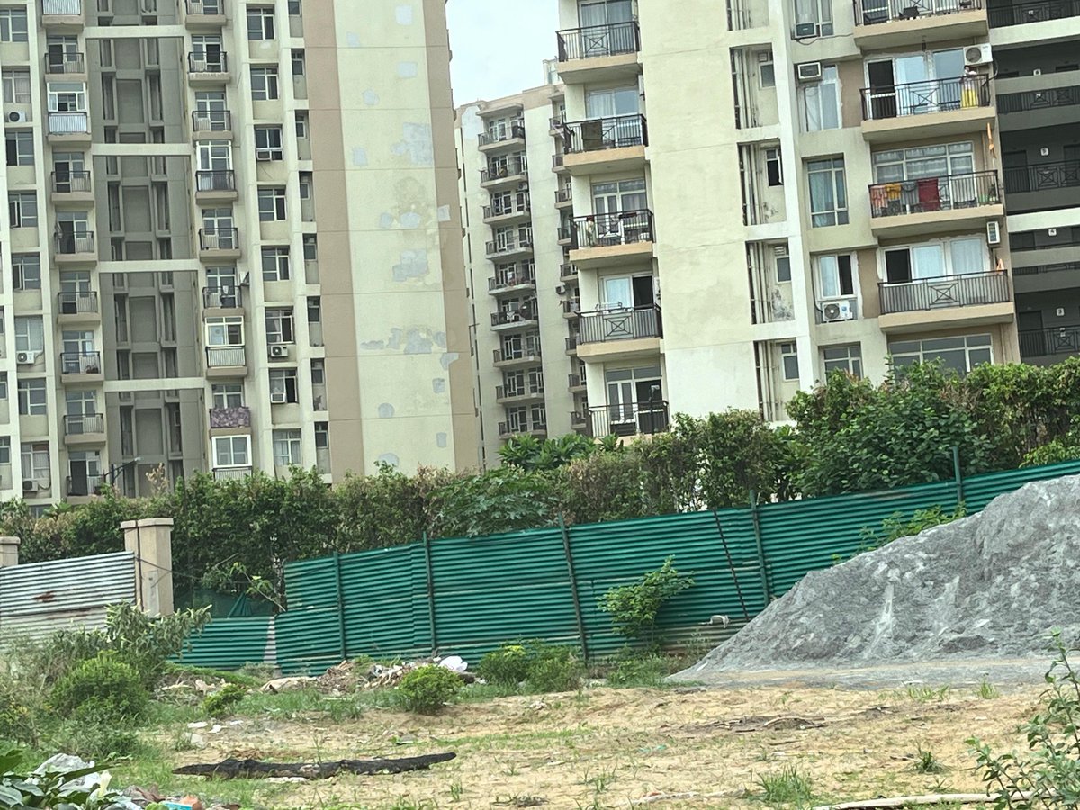 eramksh's tweet photo. @cmohry @DainikBhaskar @TOIGurgaon @DC_Gurugram @Shreevardhman @diprogurugram1 @HTGurgaon @DevelopNewGgn Day 5: D Cheat Story @Shreevardhman
Gurgaon me rain ho na ho,flora sec-90 me Sewage ki baris hoti rahegi. In d video. In d pics hw d external walls luk like evn aftr 12 yrs of launch. & again authorities r allowing dis scammer 2 launch new project #SamishaAmbrosia #SilverCounty https://t.co/X9i5Nn7qyp
