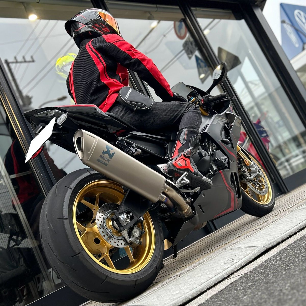 DSetagaya's tweet image. Brilliant #DaineseCrew &amp;amp; #AGVRider !!!

HondaのフラッグシップモデルCBR1000RR-R FIRE BLADE SPにDainese×AGVのパーフェクトコーディネート。

ヘルメットやジャケットもBLACK × REDで統一し、マシンとベストマッチです！

ご来店頂きありがとうございました！！

#dainese #CBR1000RRRSP