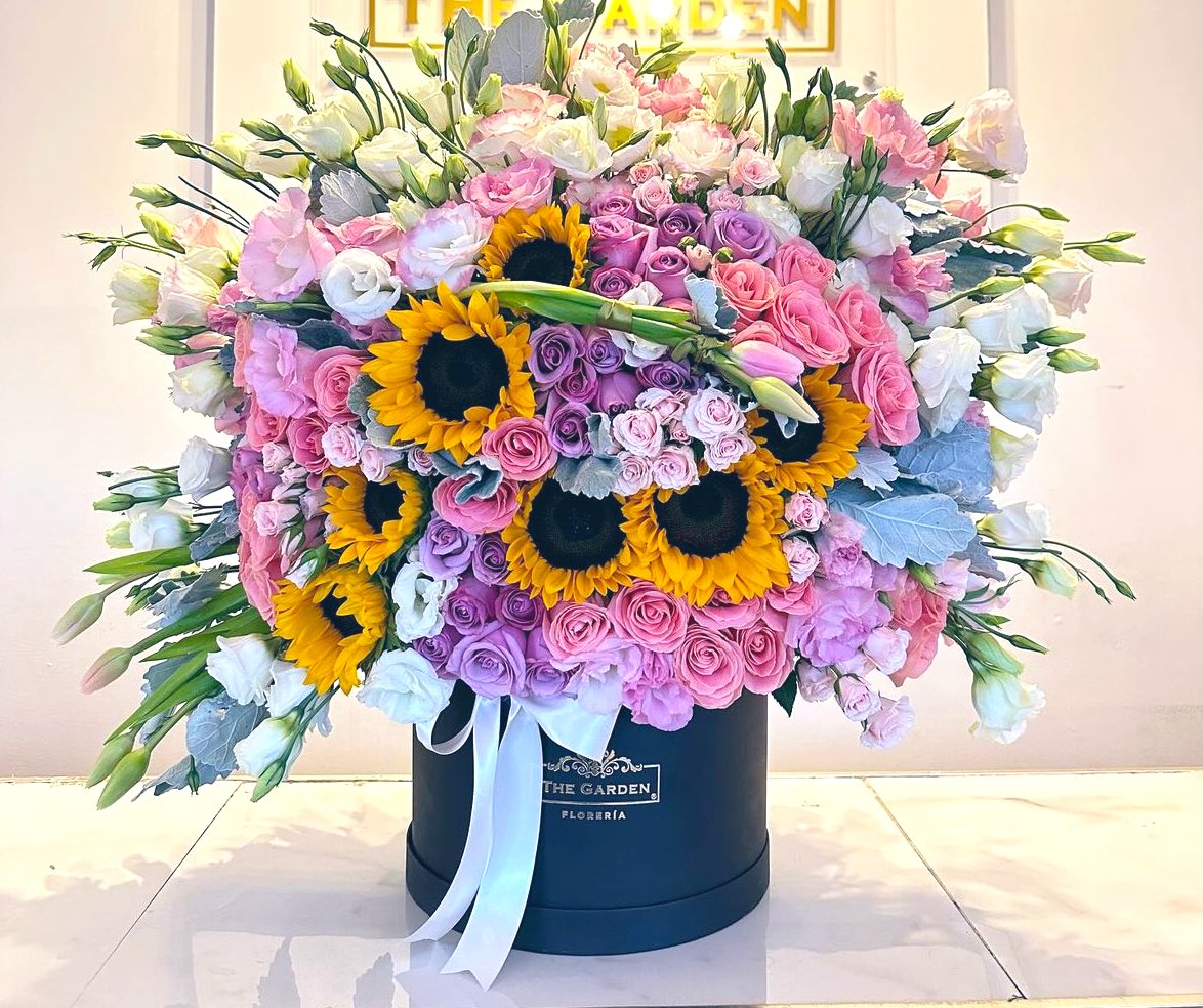 TalaveraTw's tweet photo. Hermosas 😍 amo mi trabajo ✨

#flores #Cuu #arreglos  
Instagram: Thegarden Chihuahua https://t.co/6KbSu2KUUz