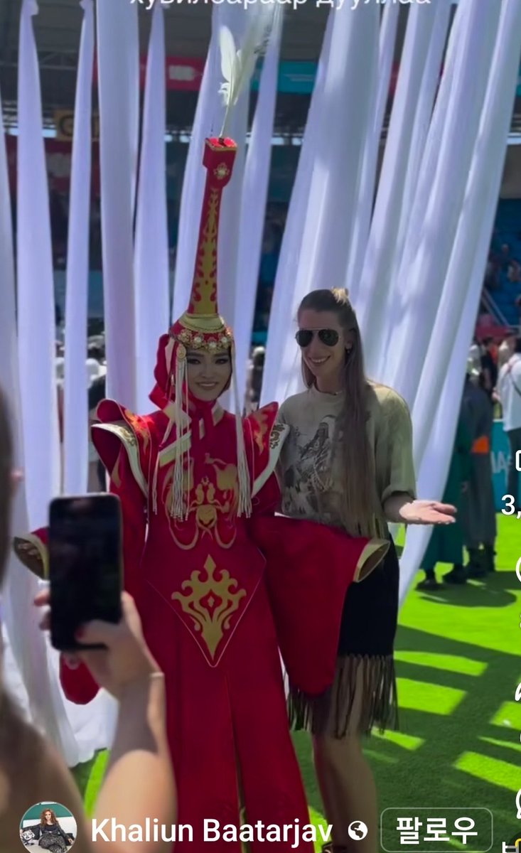 Энэ дуучин ямар үзэсгэлэн  бэ  гадаадууд оочирлож зураг  аа  авч  байх шиг байна  би ч гэсэн  хажууд  очих  юм сан.