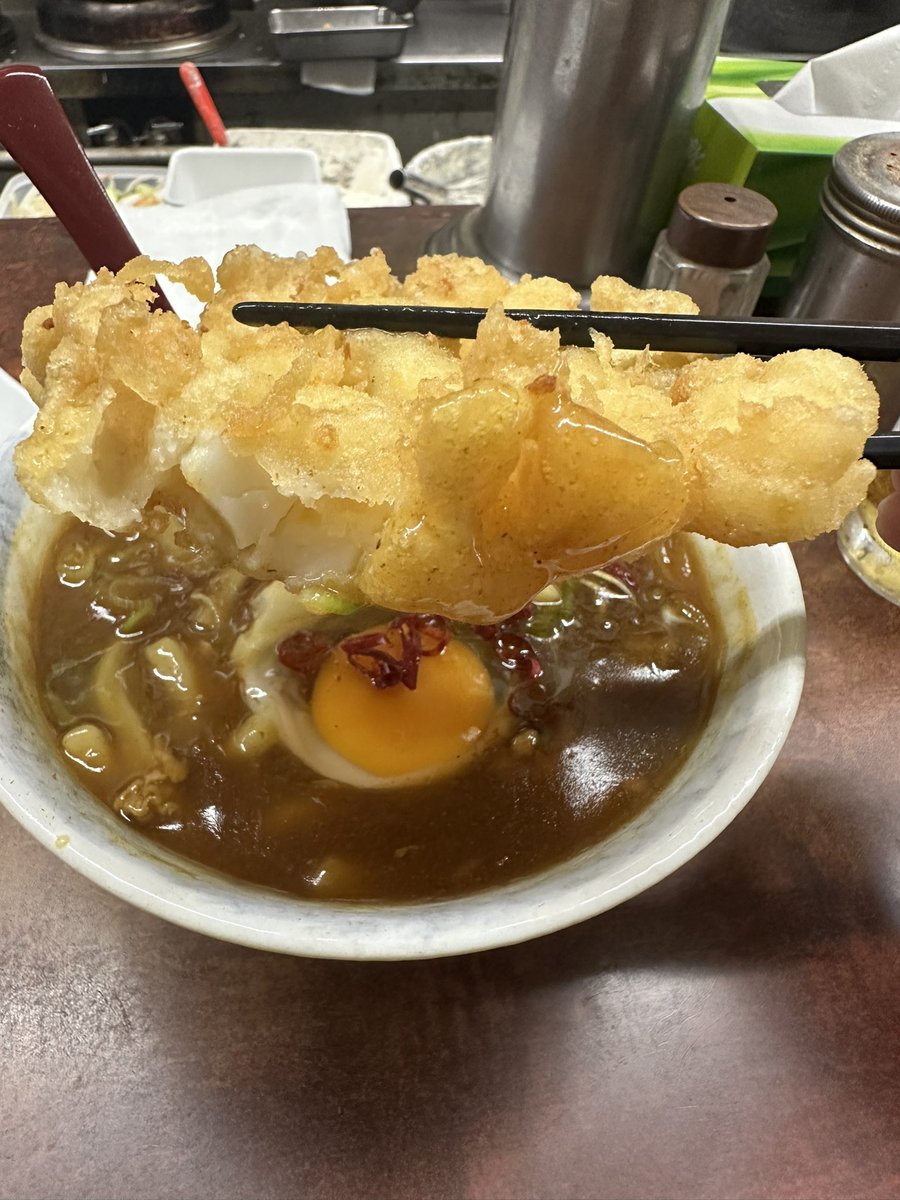 miyabeach's tweet photo. 流し込むワケよ朝から
熱々のカレーと揚げたてゲ天とコロッを
ヤケドしながら口の中。

で

冷えたビールで一気に冷やす。

コレで強くなるのさ

自分に厳しく人に優しく。

久々に美味しかった、ごっさん

#立ち食いそば　#寅さん　#うどん　#カレー　#ゲソ　#コロッケ　#ビール https://t.co/QjAjwRloAo