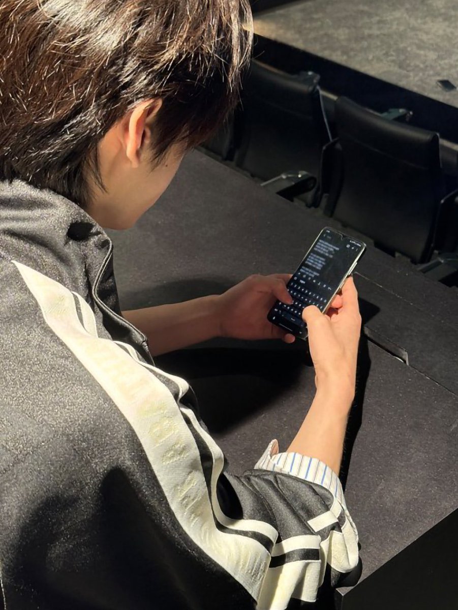 prodshn's tweet image. sunghoon writing lyrics ☹️🖤