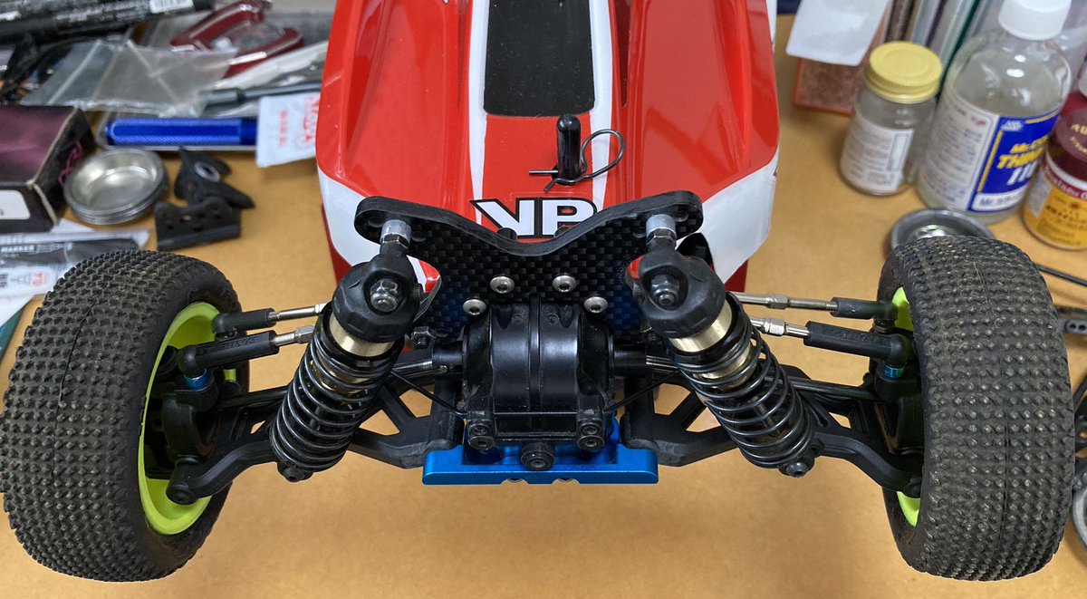 awczp_uda's tweet photo. なんとか全幅調整
フロント245mm
リア245mm
#フロントサスアーム流用
#PR_Racing
#SB401 https://t.co/SKuGYh1aWp