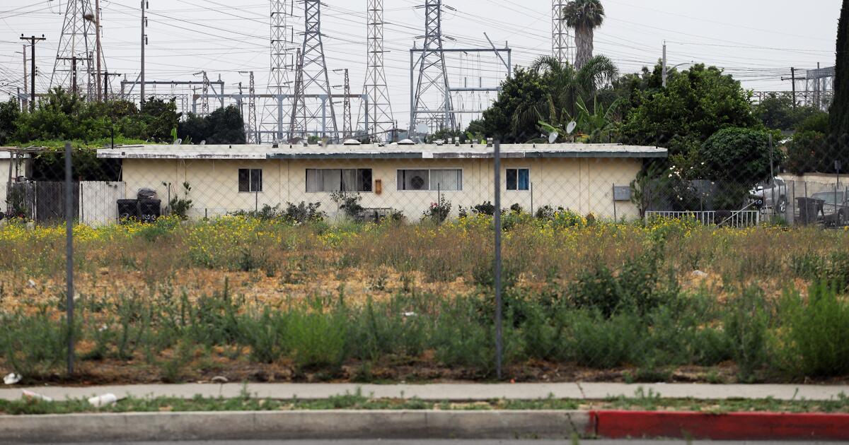 Stanton is razing a Latino neighborhood. Is it following the law? dlvr.it/T9Tlfz