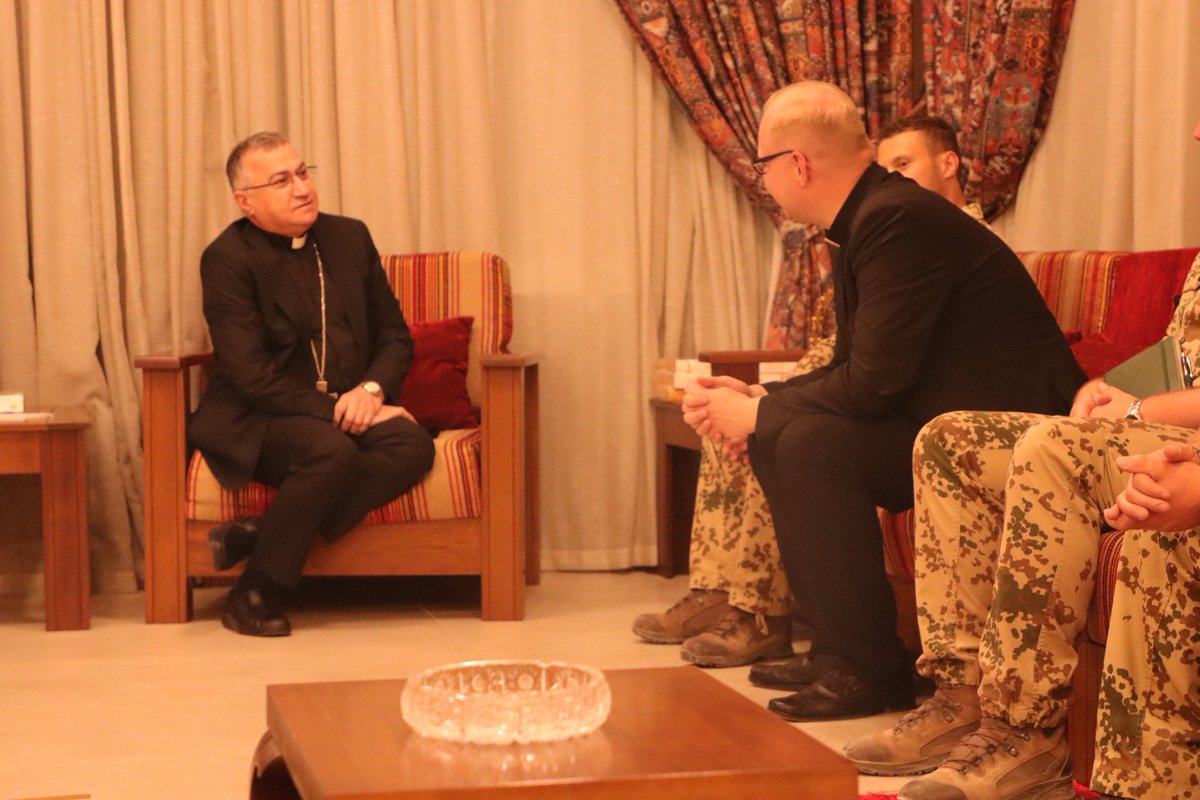 Bw_Einsatz's tweet photo. Militärpfarrer Sebastian Schmidt ist bei #CapacityBuildingIraq für die #BundeswehrimEinsatz im Austausch mit Militärpfarrern und christlichen Gruppen des Einsatzlandes. So baut er Verbindung zu örtlichen Gemeinden auf und stellt Kontakte zu Wohlfahrtsvereinigungen her. https://t.co/hK83bBCtk3