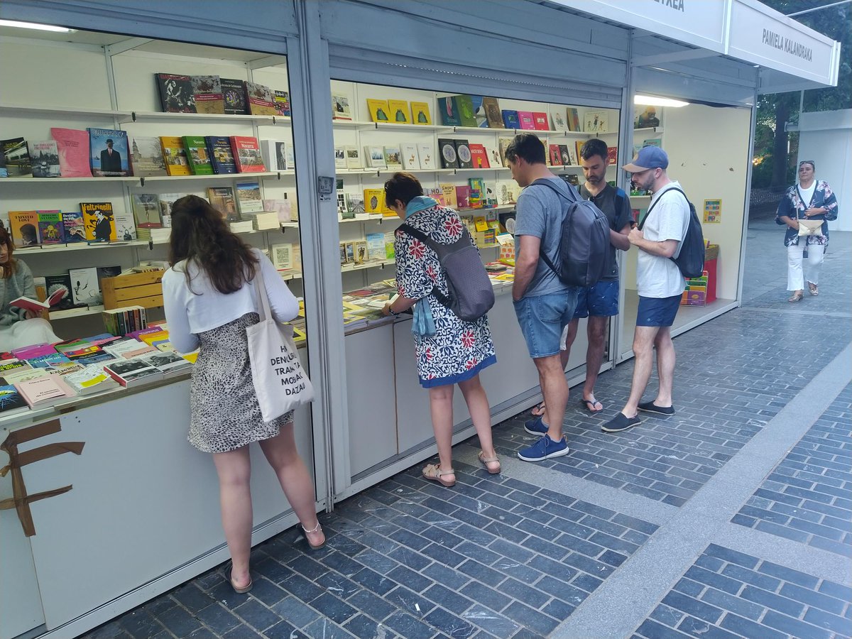 TxertoaA's tweet photo. DONOSTIAKO LIBURU AZOKA, AZKEN TXANPAN📕📚📗

Igandera arte, Gipuzkoa plazan. Beraz, oraindik asteburua duzu bisita egiteko. Gustuko zerbait aurkituko duzu, seguru. 11:00etatik 14:00etara eta 17:00etatik 21:00etara.

@elkar #txertoa @donostiakultura #LiburuAzoka  #donostia https://t.co/XRtwmA6rpF