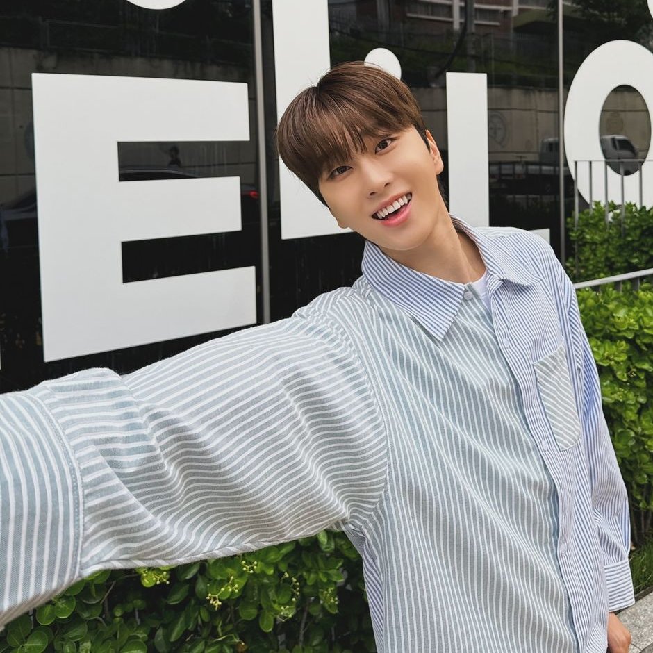 IDOL_ALLDAY's tweet image. ▶ 셀럽 : 뉴키드 진권
▶ 어디 : 240709 개인 인스타그램
▶ 브랜드 : 셔츠 - 로맨틱크라운 (ROMANTIC CROWN)
▶ 모델명 : MIX COLOR STRIPE SHIRT_GREEN

#Newkidd #Jinkwon