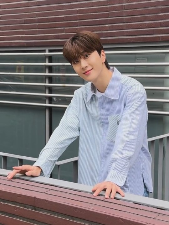 IDOL_ALLDAY's tweet image. ▶ 셀럽 : 뉴키드 진권
▶ 어디 : 240709 개인 인스타그램
▶ 브랜드 : 셔츠 - 로맨틱크라운 (ROMANTIC CROWN)
▶ 모델명 : MIX COLOR STRIPE SHIRT_GREEN

#Newkidd #Jinkwon