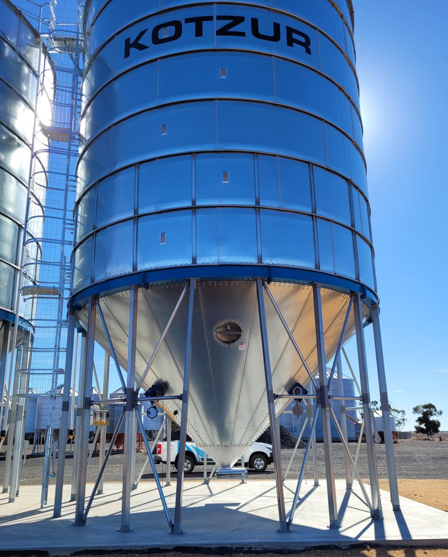 Did you know Kotzur offers the option to include splayed legs on their larger elevated silos? The extra space created provides plenty of room for out-loading augers. #innovation #Kotzursilos #aussiefarms