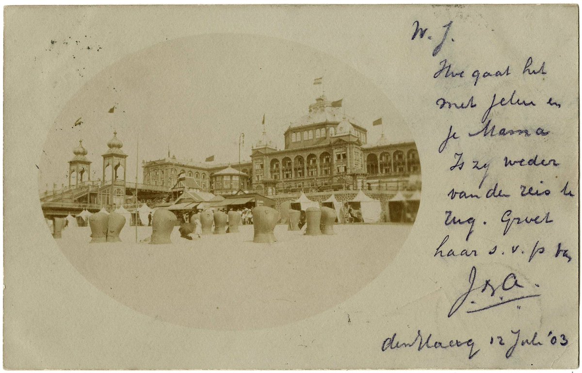 12 juli 1903. Groet vanaf het Scheveningse strand. 'Hoe gaat het met jelui'?
Op de foto rechts het Kurhaus, links de toegang tot de oude pier,  het Wandelhoofd Wilhelmina. 

Fotocollectie  <a href="/haagsarchief/">Haags Gemeentearchief</a>