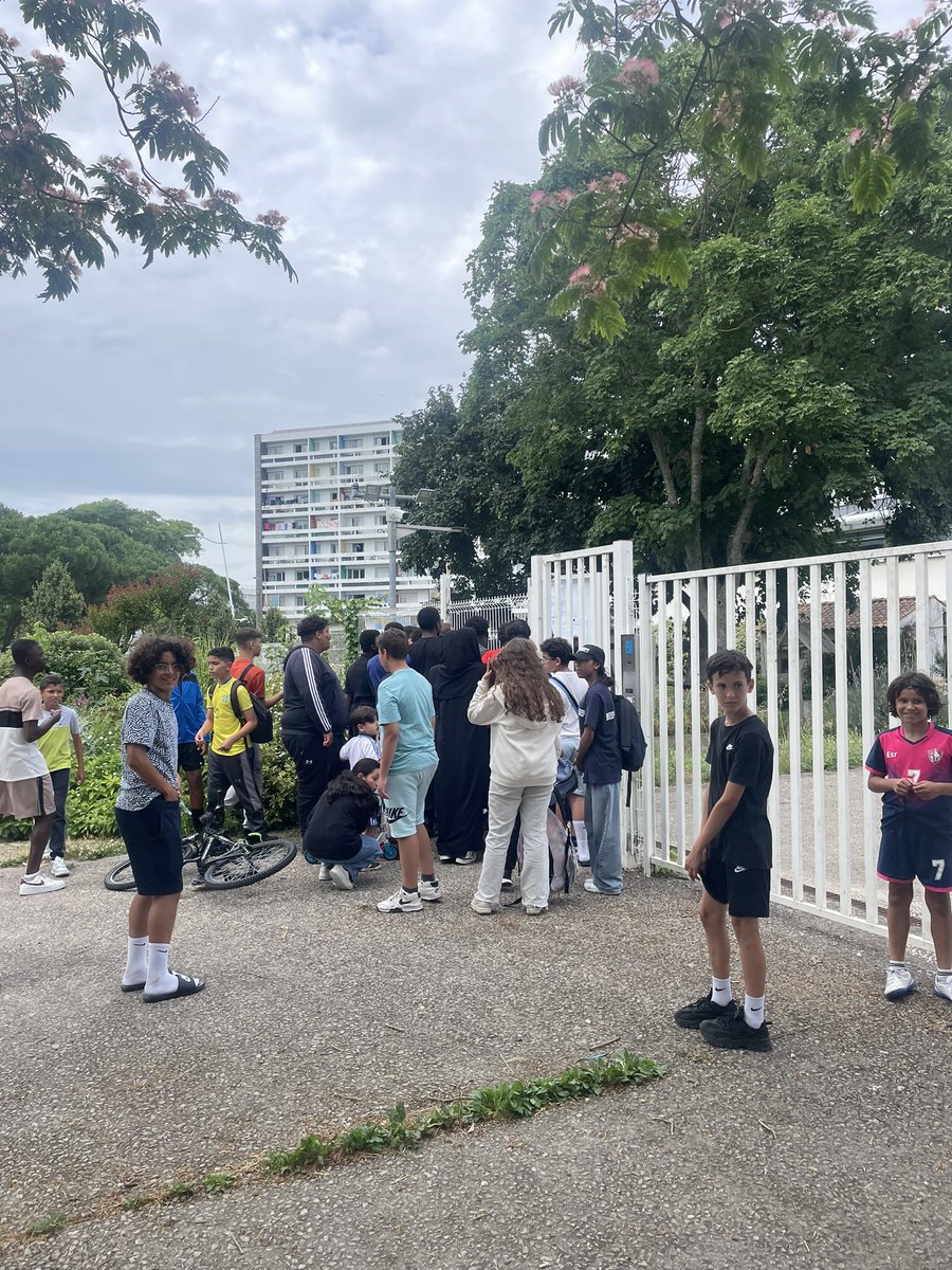 Des heureux, des fiers, des déçus mais tous impatients de connaitre des résultats du DNB 2024 au collège. Belle route à toutes et tous!