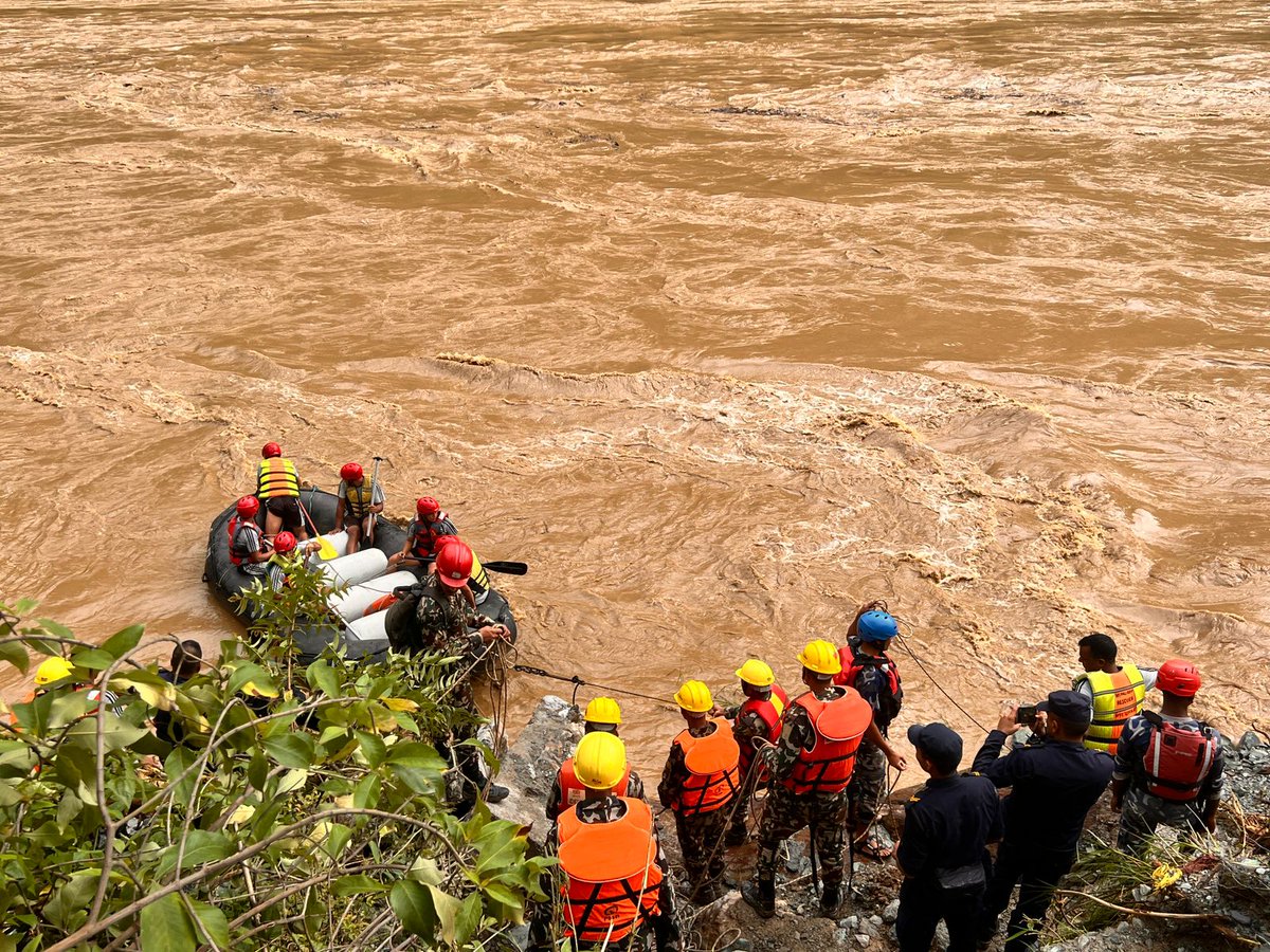 आषाढ २८ गते चितवन जिल्ला, भरतपुर-२९ नारायणगढ-मुग्लिन सडक खण्डको सिमलतालमा यात्रु बाहक बसहरू पहिरोमा परेको  खबर प्राप्त हुनसाथ चितवनस्थित नेपाली सेनाका गोताखोर सहित फौज खटिई अन्य सुरक्षा निकाय लगायत स्थानीयको सहयोगमा उद्धार कार्य जारी राखेको छ । 
#NepaliArmy #NAinSearchNRescueOps