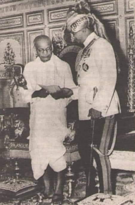 banna88888's tweet photo. ऐसी घटनाएं पाठ्यक्रम में लाई जाएं जो देश की अखंडता के लिए मिसाल और क्षत्रियों के शौर्य बलिदान त्याग की गाथा है ...जो देश के लिए थी कोई जाति के लिए नही..
हैदराबाद का निजाम..आज़ाद भारत में विलय होने से इंकार कर दिया था , और हिन्दुओ की फौज का कत्लेआम कर रहा था ..1/3 https://t.co/SRsGKDvvVg