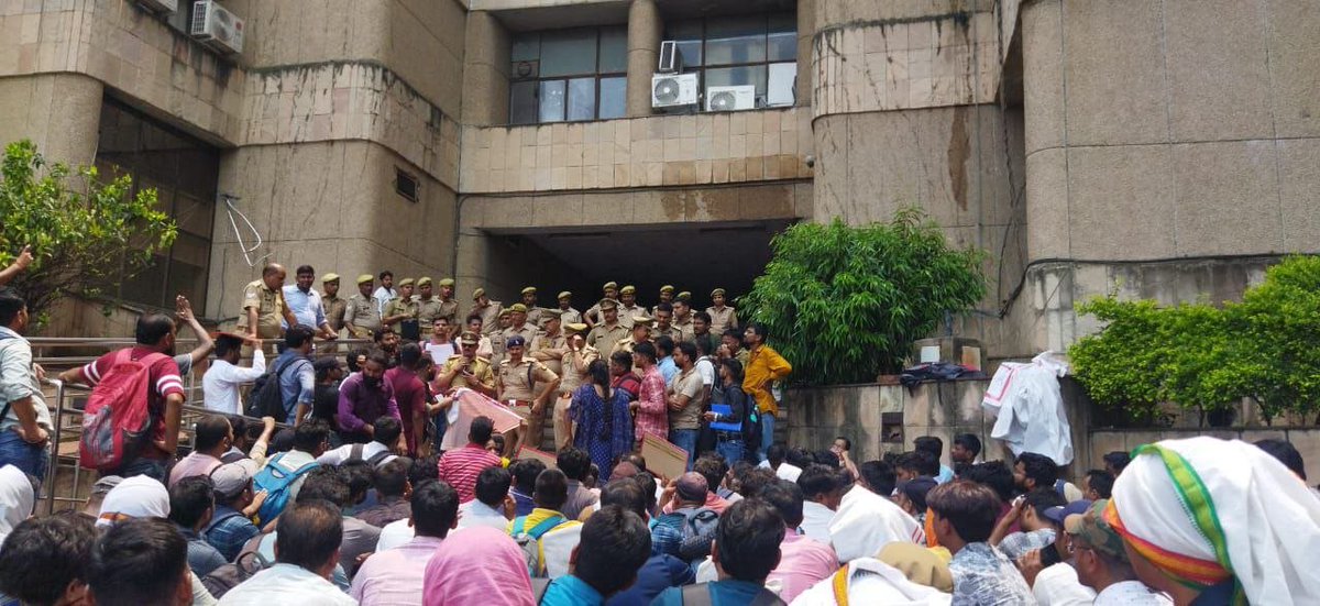 Rochak_Tathya_1's tweet photo. UPSSSC_JE18 Result के लिए   6 साल का लम्बा सफर, फिर भी मायूसी हाथ लग रही है .....
#RELEASE_UPSSSC_JE2018_RESULT
@cm https://t.co/NqUJ5tfQjr