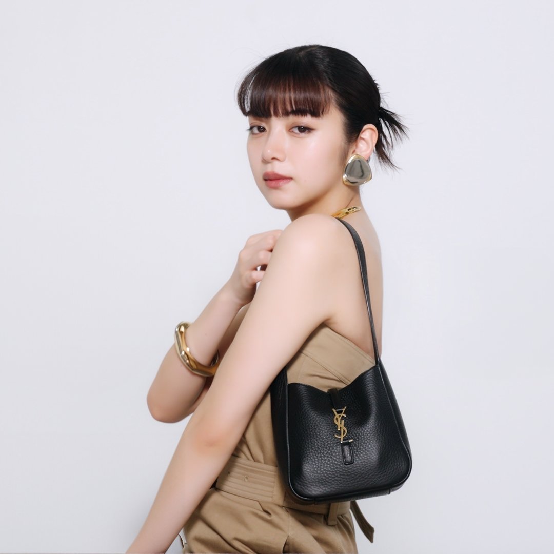 池田エライザのバッグの中身は？ ━━━━━━━━━━━━ ELLEの人気