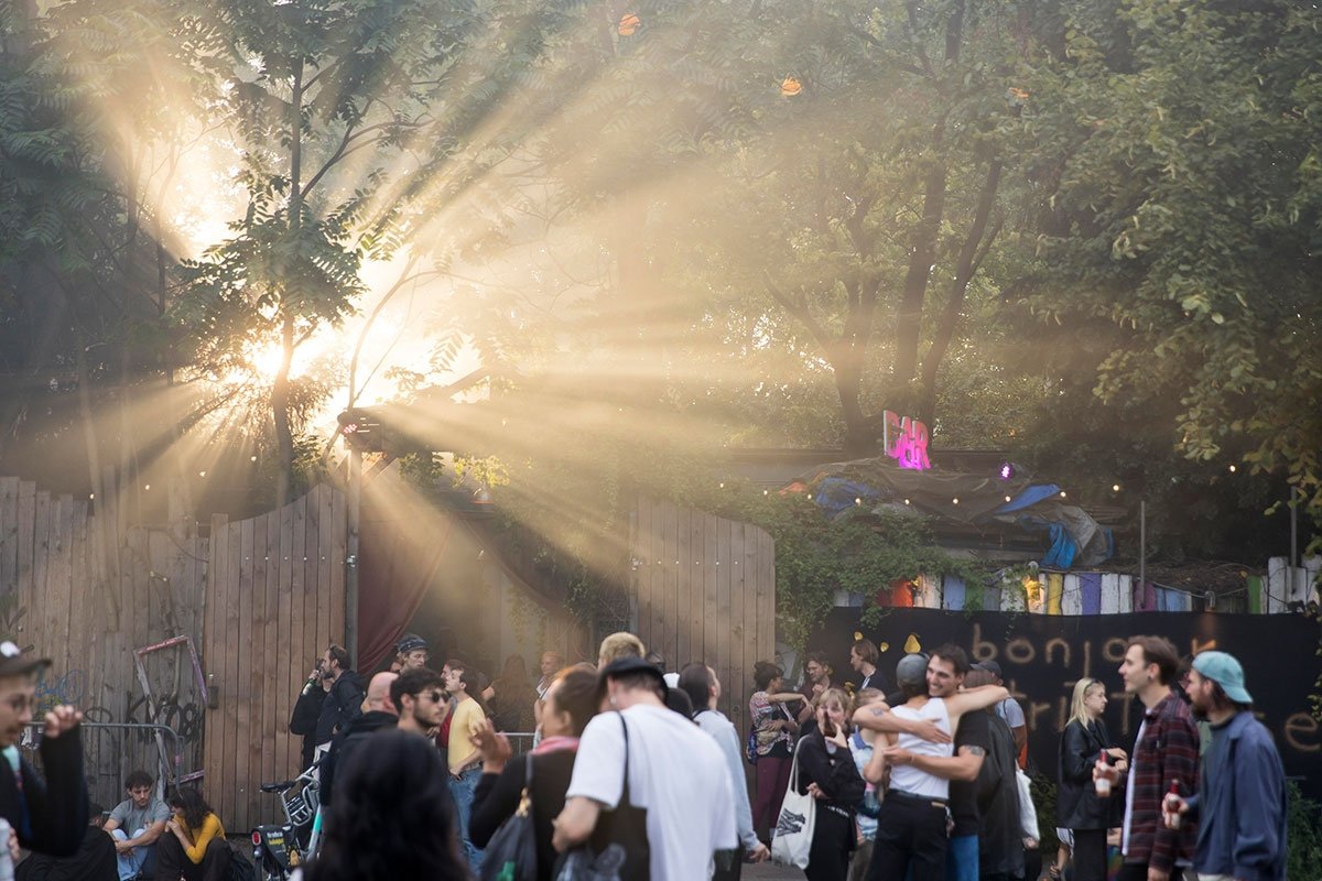 Jungle_World's tweet photo. Der Berliner Technoclub #AboutBlank wirbt um finanzielle Unterstützung, um die Schließung des Clubs zu verhindern. Wir sprachen mit Sulu Martini, Pressesprecher des Betreiber:innenkollektivs, über die Gründe der Misere. 
🔗https://t.co/ucntbMOo78 https://t.co/4jlq4crH7y